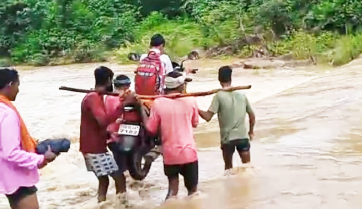 राजापड़ाव क्षेत्र के बाघ नाला में आवागमन बाधित राजापड़ाव क्षेत्र के बाघ नाला में आवागमन बाधित