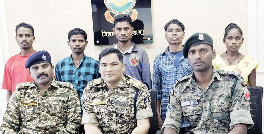 महिला सहित 5 नक्सलियों का समर्पण महिला सहित 5 नक्सलियों का समर्पण