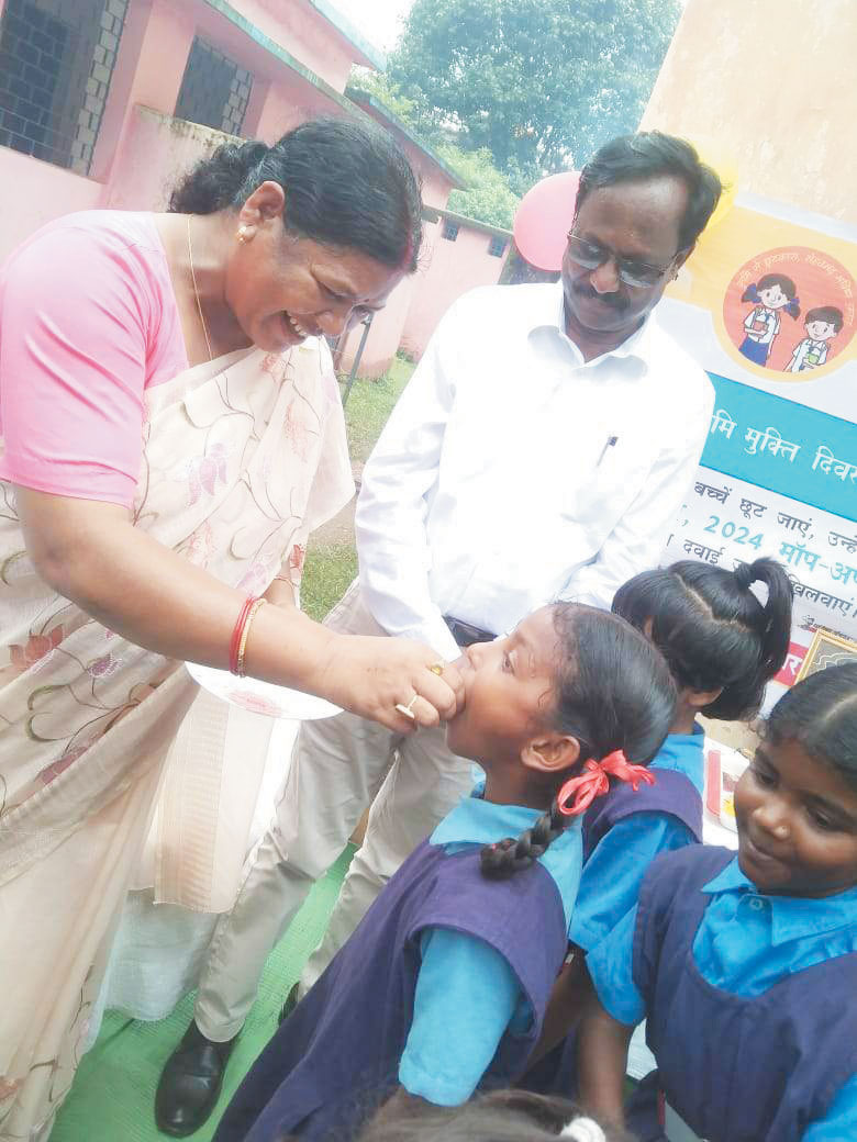जशपुर विधायक ने बच्चों को कृमिनाशक दवा खिलाई