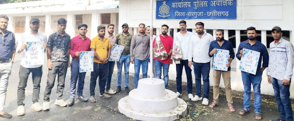 एनएसयूआई ने गुलदस्ता व गेट वेल सून कार्ड भेंट कर किया विरोध दर्ज