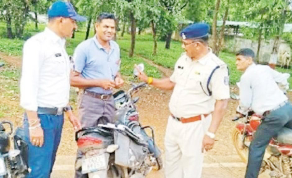 कलेक्टोरेट में बिना हेलमेट 13 चालकों पर जुर्माना