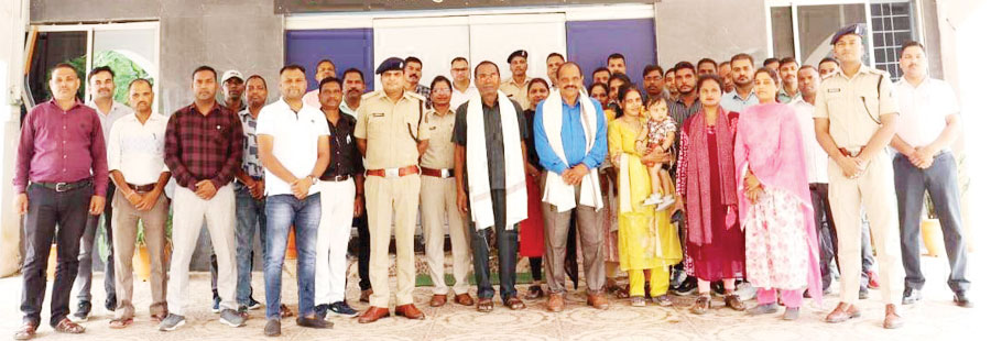 उप निरीक्षक रामशेखर शुक्ला-प्रधान आरक्षक राजेंद्र नामदेव सेवानिवृत्त