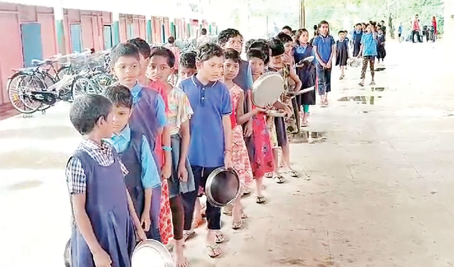 चपरासी भर्ती में बाहरी को प्राथमिकता का आरोप