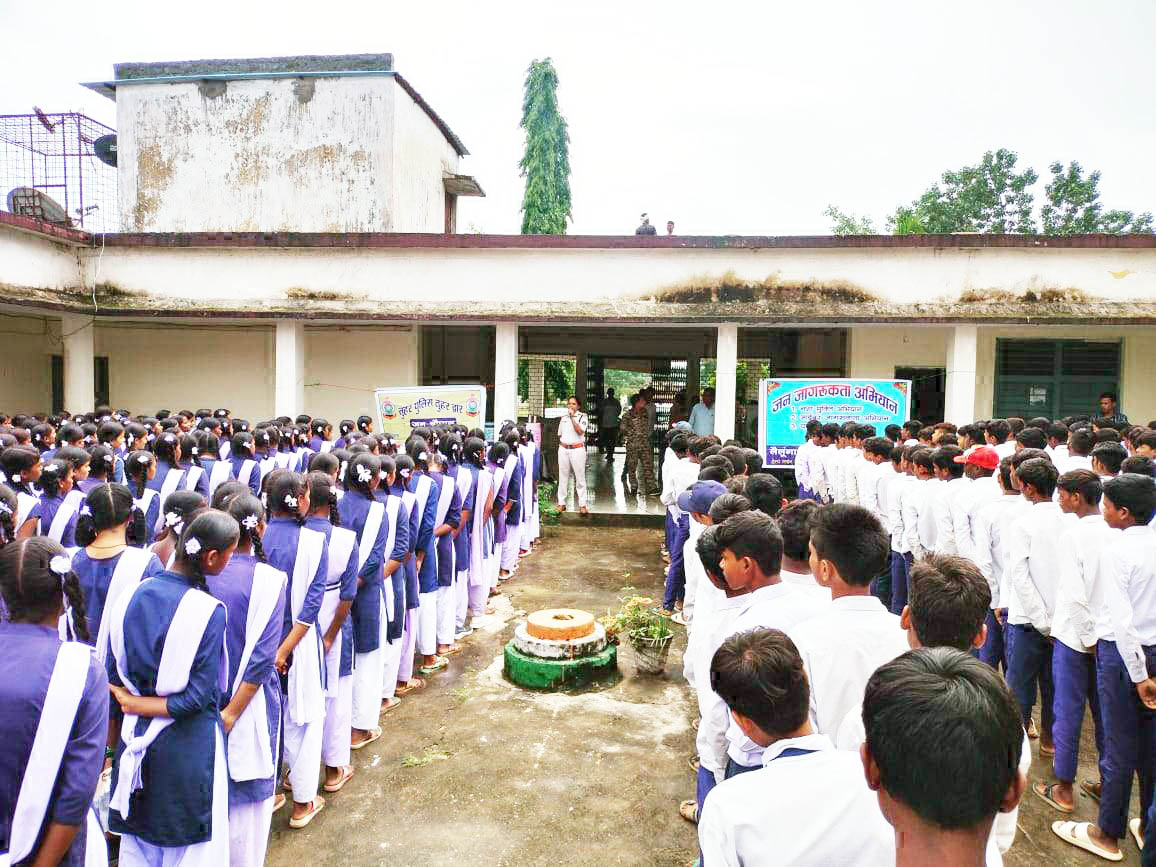 स्कूलों में छात्रों को अपराधों से बचाव की दी जानकारी