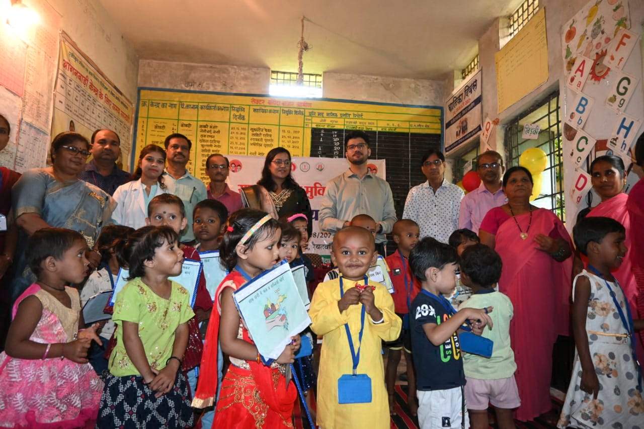 कलेक्टर ने बच्चों को खिलाई कृमिनाशक दवाई