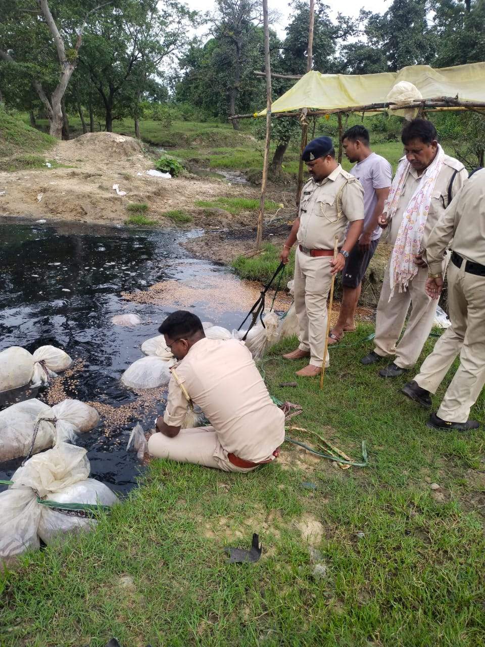 सवा 2 लाख का महुआ शराब जब्त, महुआ लाहन किया नष्ट