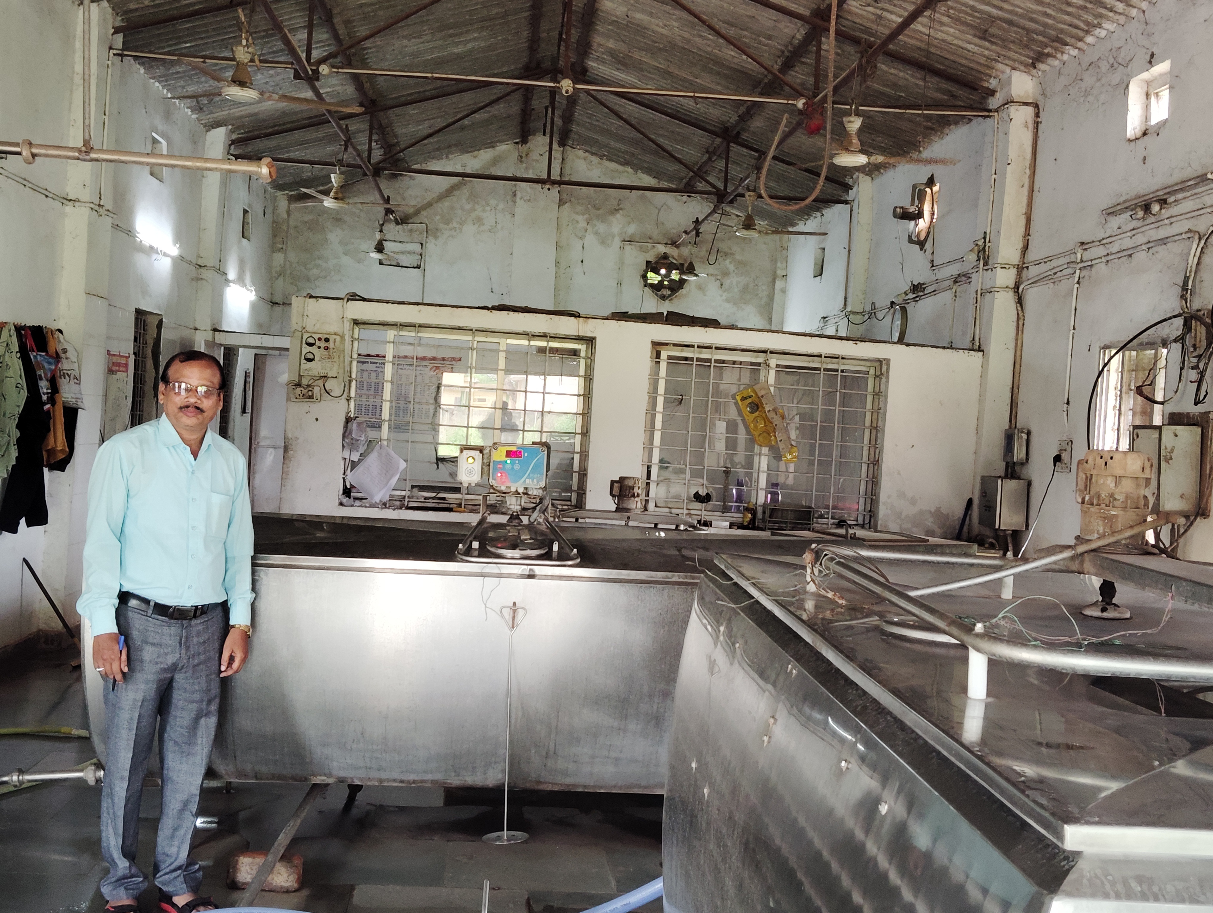 भाठागांव शीत केन्द्र में रोज दो लाख का दूध हो रहा तैयार