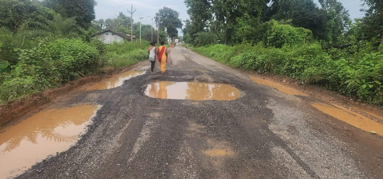 सडक़ का बुरा हाल-दुर्गेश राय सडक़ का बुरा हाल-दुर्गेश राय