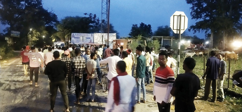 आवारा मवेशी कर रहे फसल चट, किसानों और बजरंग दल के कार्यकर्ताओं के बीच झड़प थाने पहुंची आवारा मवेशी कर रहे फसल चट, किसानों और बजरंग दल के कार्यकर्ताओं के बीच झड़प थाने पहुंची