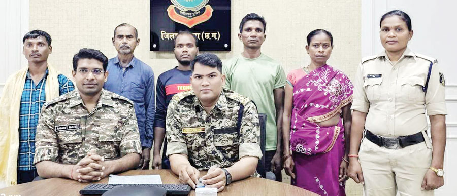 महिला सहित 5 नक्सलियों का समर्पण महिला सहित 5 नक्सलियों का समर्पण