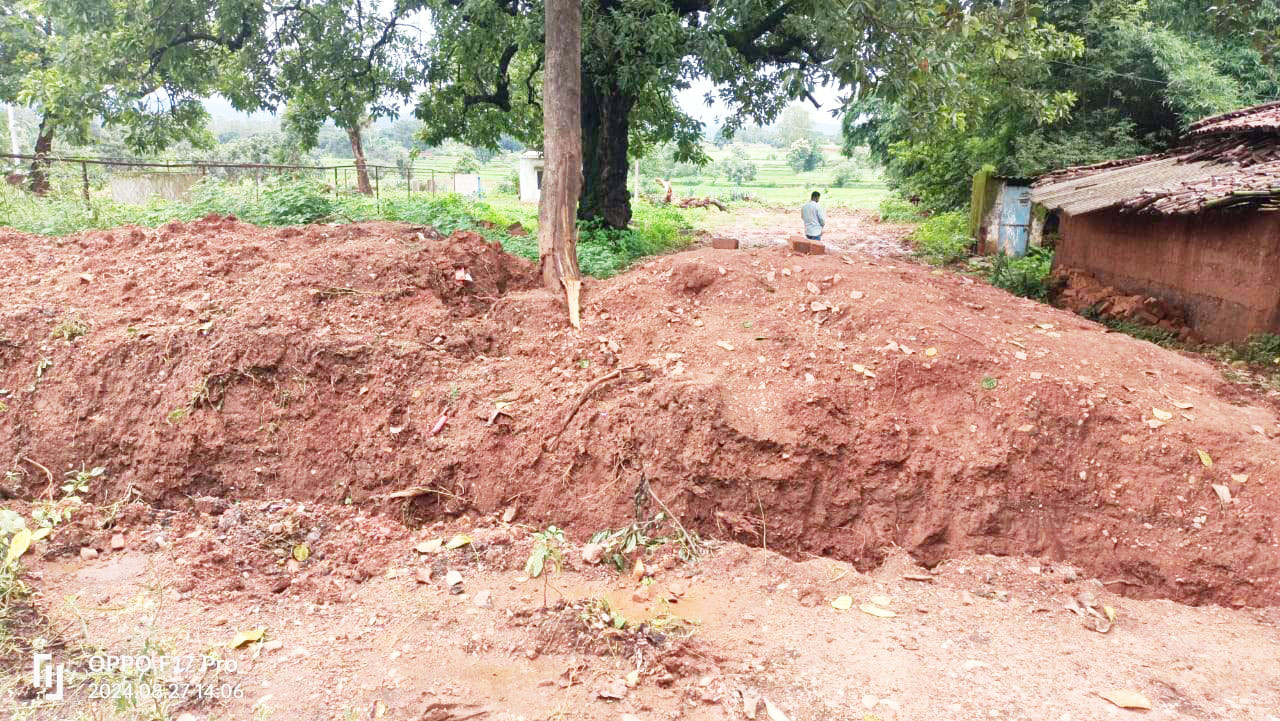 सडक़ निर्माण कार्य पर भू माफिया ने गड्ढा खोदकर लगाई रोक, ग्रामीणों में आक्रोश