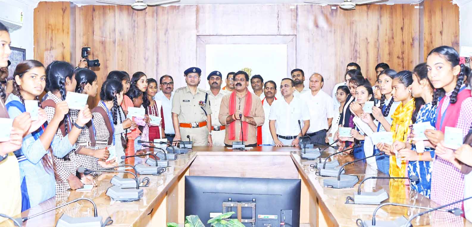 डिप्टी सीएम शर्मा ने 30 हजार असाक्षरों को साक्षर बनाने अफसरों को दिलाई शपथ डिप्टी सीएम शर्मा ने 30 हजार असाक्षरों को साक्षर बनाने अफसरों को दिलाई शपथ