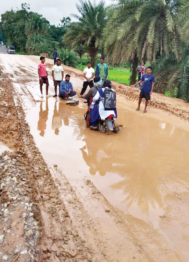 सडक़ बदहाल, ग्रामीणों ने किया चक्कजाम, बीच सडक़ कीचड़ में बैठे सडक़ बदहाल, ग्रामीणों ने किया चक्कजाम, बीच सडक़ कीचड़ में बैठे