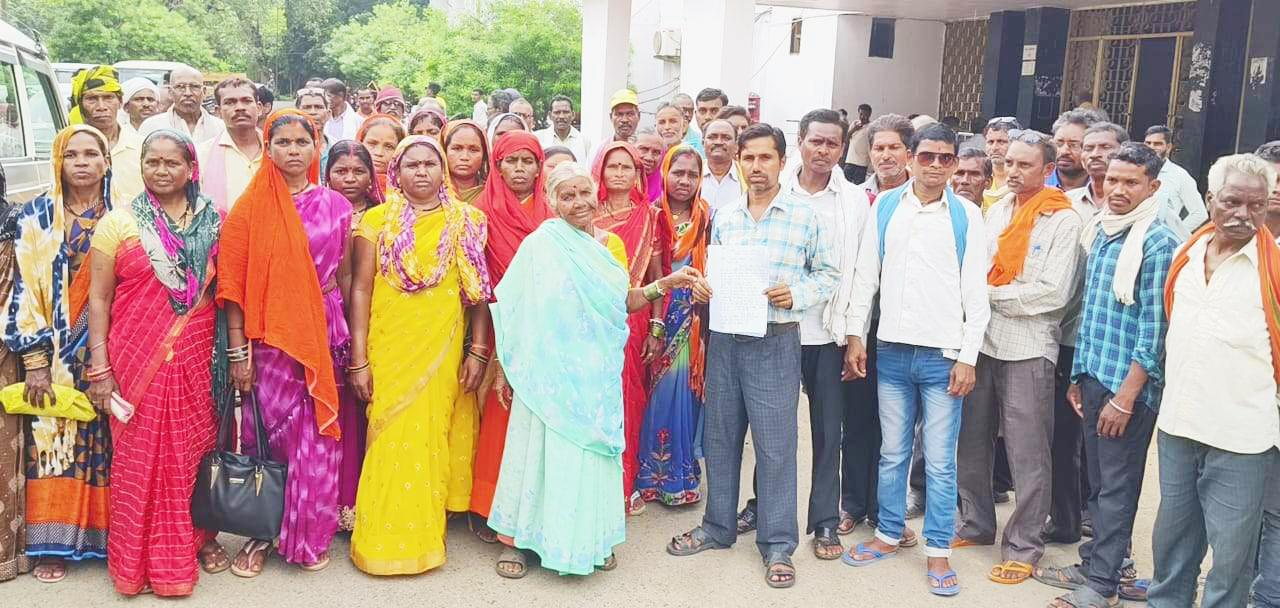 पत्थर खदान में भरा पानी मुर्गी दाना से दूषित