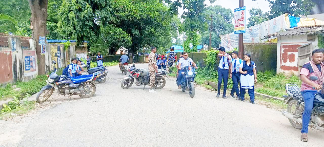 पीएम सेजेस स्कूल मार्ग पर पुलिस जवान की तैनाती पीएम सेजेस स्कूल मार्ग पर पुलिस जवान की तैनाती
