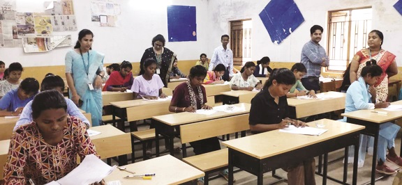 नर्स बनने 414 आदिवासी छात्राओं ने दी परीक्षा नर्स बनने 414 आदिवासी छात्राओं ने दी परीक्षा
