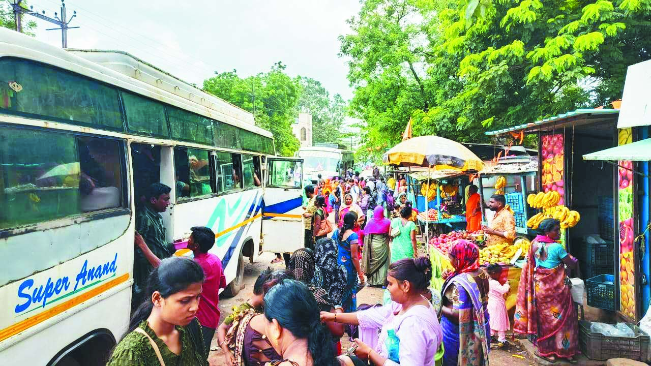 तिजहारिनों से यात्री बसें ठसाठस