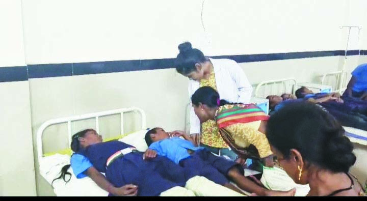 दाल में छिपकली, 23 बच्चों की बिगड़ी तबीयत, भर्ती दाल में छिपकली, 23 बच्चों की बिगड़ी तबीयत, भर्ती