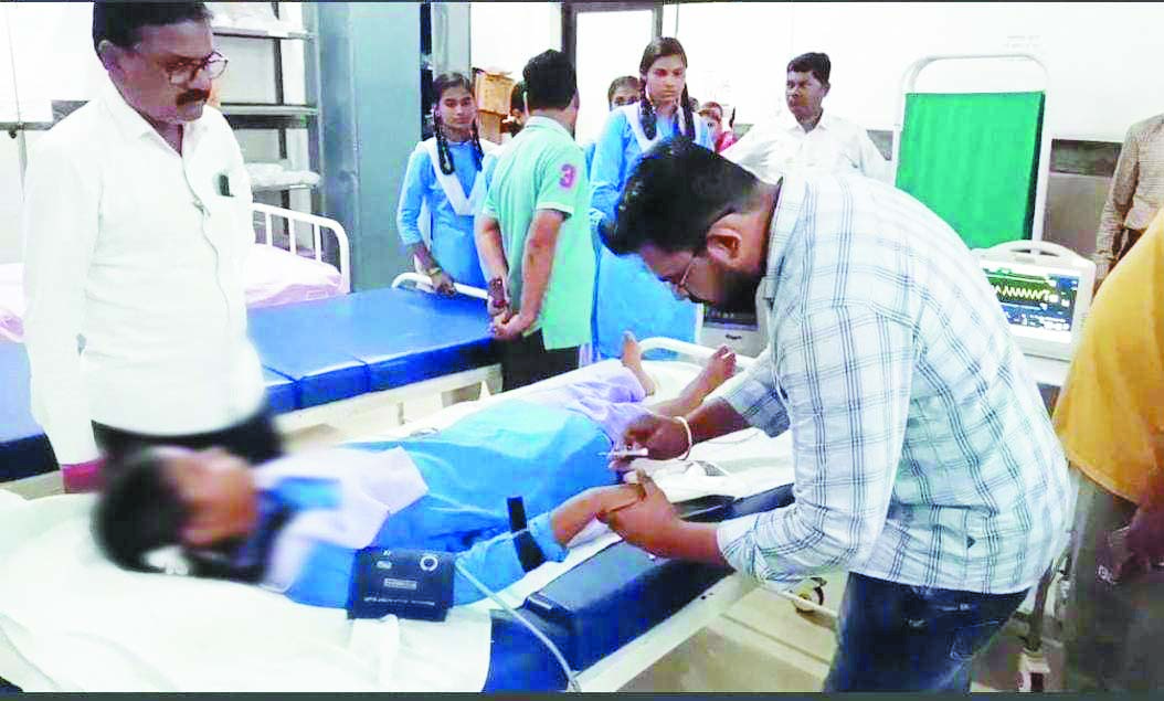 हाईवा ने स्कूली छात्रा को मारी टक्कर, घायल हाईवा ने स्कूली छात्रा को मारी टक्कर, घायल