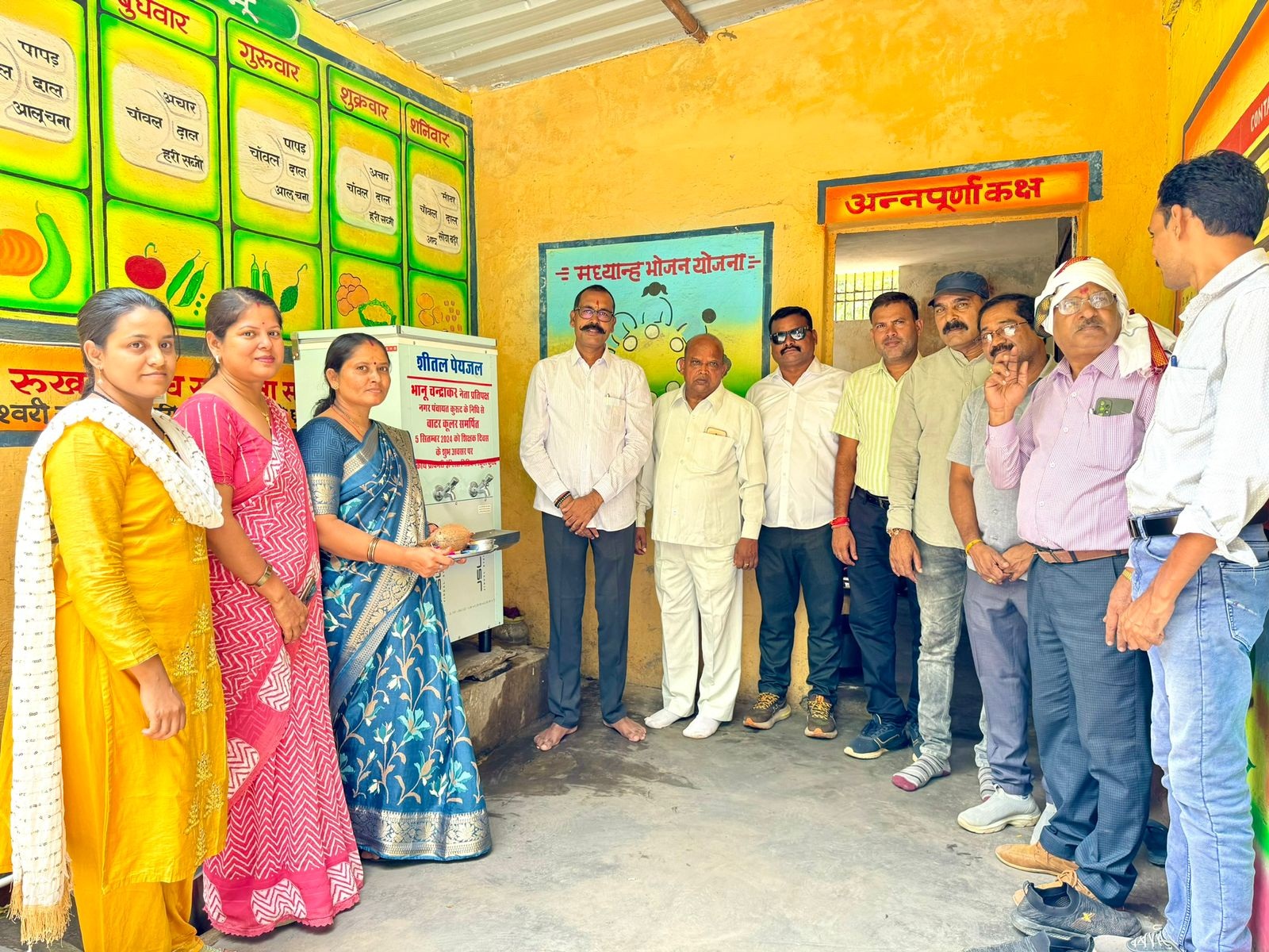 नेता प्रतिपक्ष ने शिक्षकों का सम्मान कर स्कूलों में लगवाया वाटर कूलर