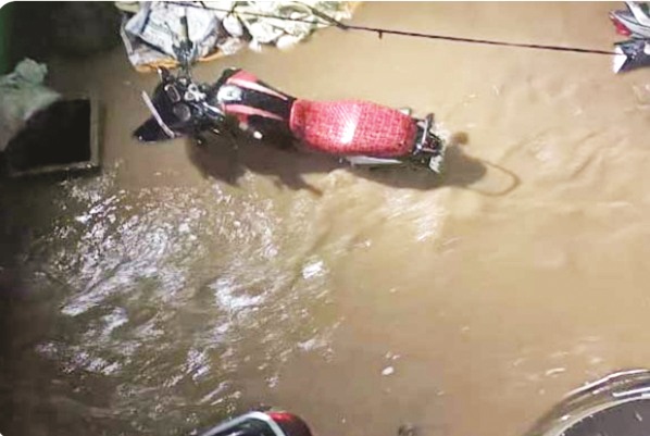 मूसलाधार बारिश से कई घरों में भरा पानी, सडक़ जलमग्न