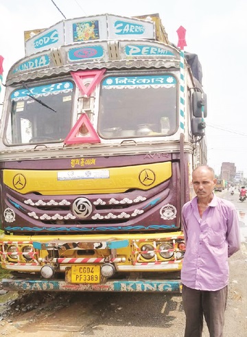 लोकमार्ग बाधित, 2 ट्रक जब्त, गिरफ्तार