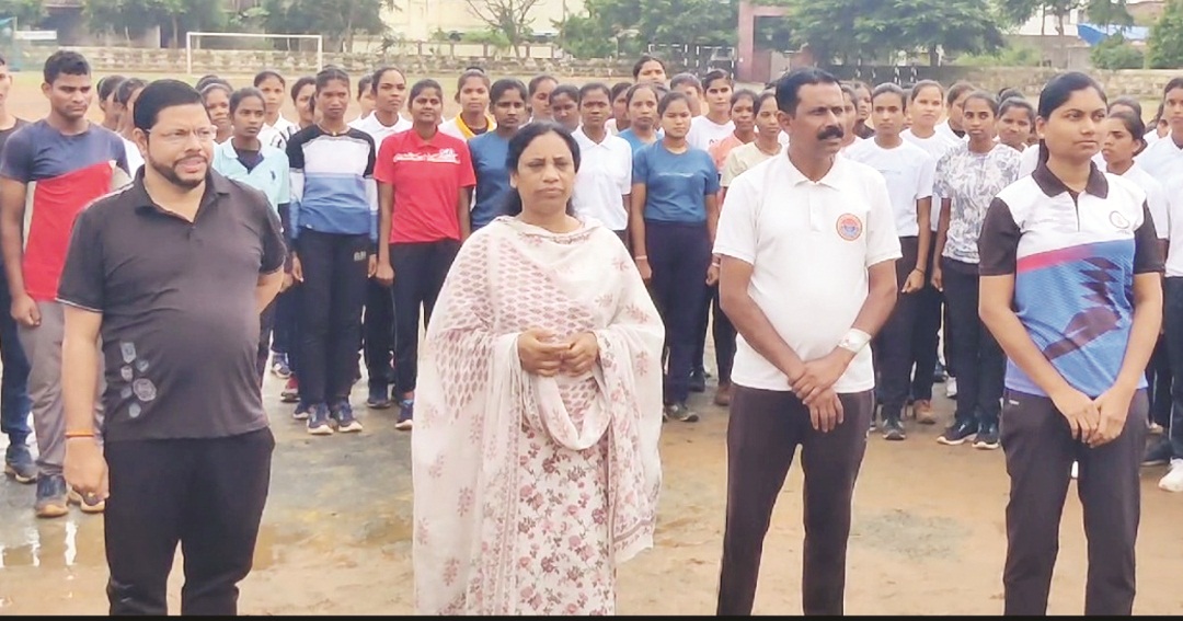 युवक-युवतियों को प्रशिक्षण में कड़ी मेहनत पर दिया जोर युवक-युवतियों को प्रशिक्षण में कड़ी मेहनत पर दिया जोर