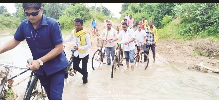 बिन्द्रानवागढ़ विधायक साइकिल चलाकर पहुंचे ग्रामीणों की समस्या सुनने बिन्द्रानवागढ़ विधायक साइकिल चलाकर पहुंचे ग्रामीणों की समस्या सुनने