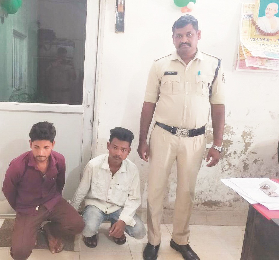 अवैध महुआ शराब संग दो युवक गिरफ्तार अवैध महुआ शराब संग दो युवक गिरफ्तार