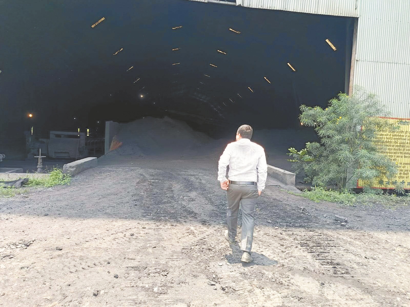 सीमेंट संयंत्रों में जांच, अनियमितता पर नोटिस