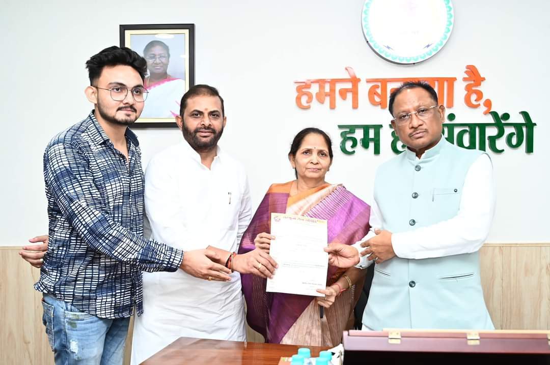 सीएम को दिया विजय दशमी उत्सव में आने का न्यौता