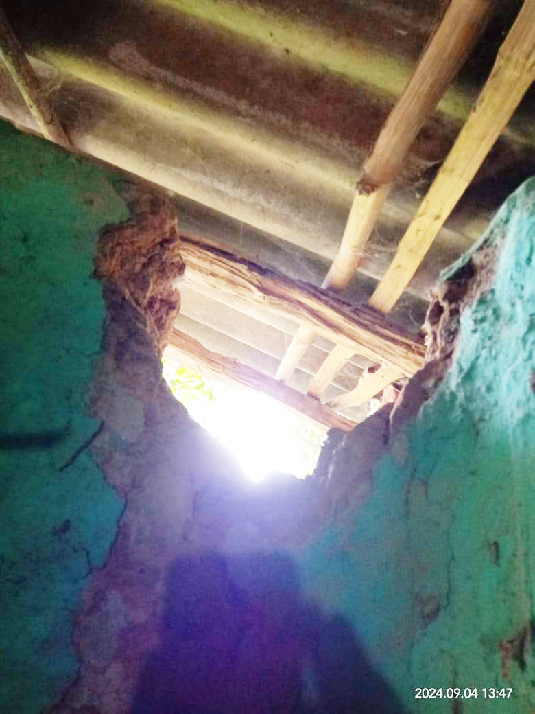 दीवार खोदकर घर में  किया प्रवेश, नगदी पार
