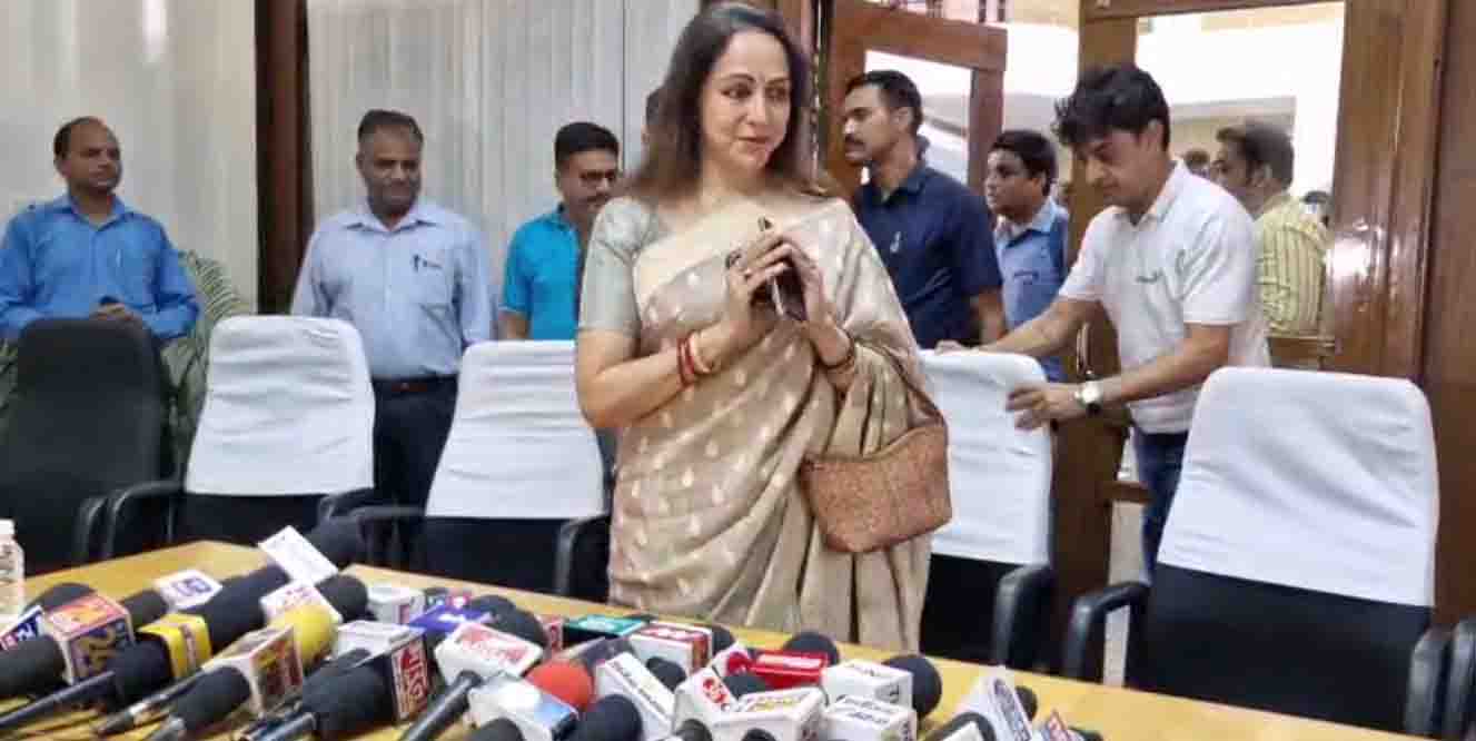 आज कल फिल्म परिवार संग बैठकर नहीं देख सकते- हेमा मालिनी आज कल फिल्म परिवार संग बैठकर नहीं देख सकते- हेमा मालिनी
