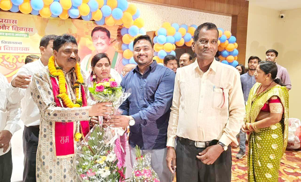 विधायक को डॉक्टरों ने दी बधाई विधायक को डॉक्टरों ने दी बधाई