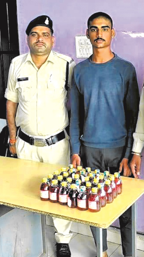 चाकू, तलवार, शराब, टैबलेट के साथ पांच गिरफ्तार चाकू, तलवार, शराब, टैबलेट के साथ पांच गिरफ्तार
