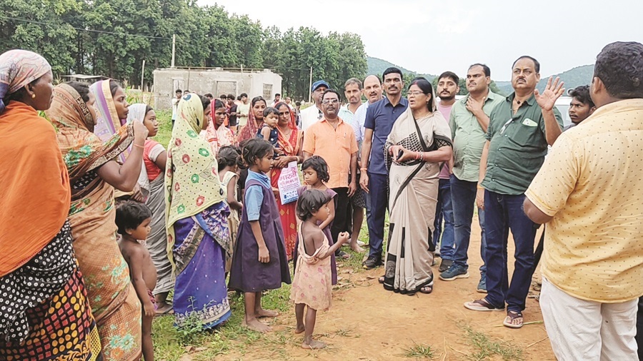हाथी प्रभावित क्षेत्र का दौरा करने पहुंचीं सामरी विधायक, सुनीं समस्याएं हाथी प्रभावित क्षेत्र का दौरा करने पहुंचीं सामरी विधायक, सुनीं समस्याएं