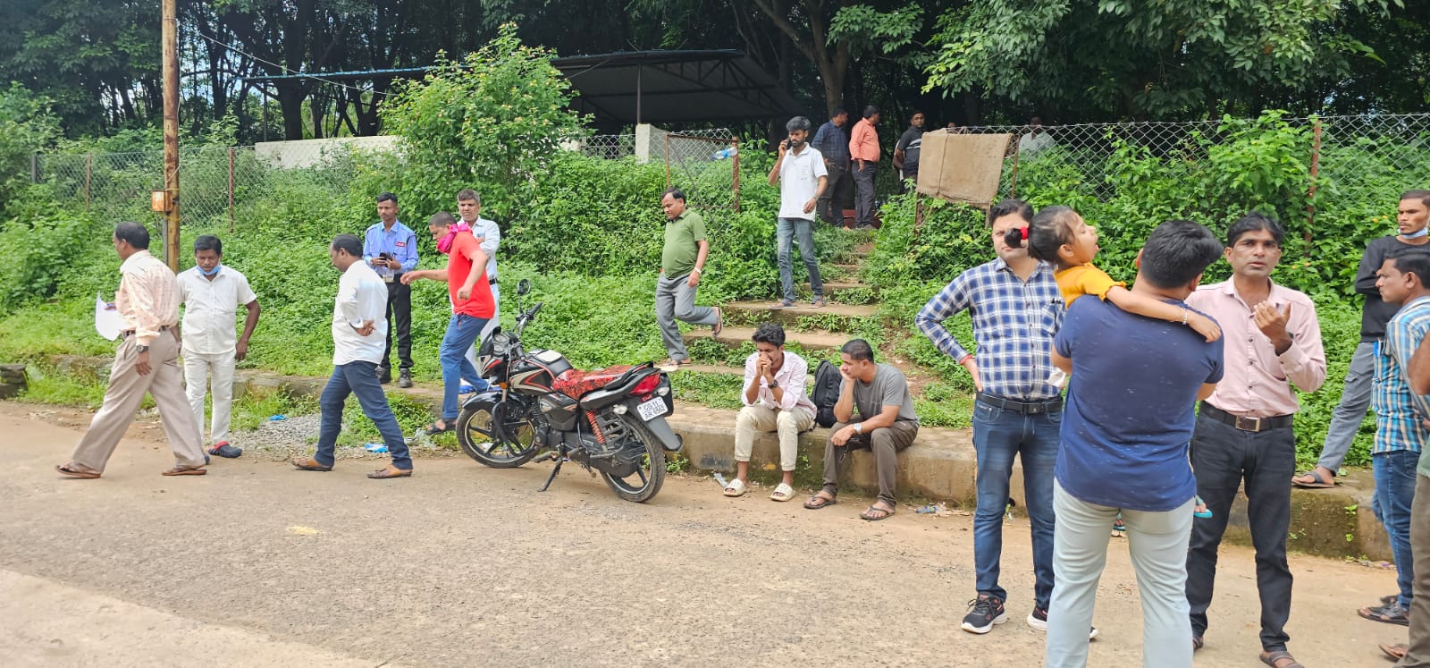 जमीन पर सो रही युवती को सांप डसा ने, मौत