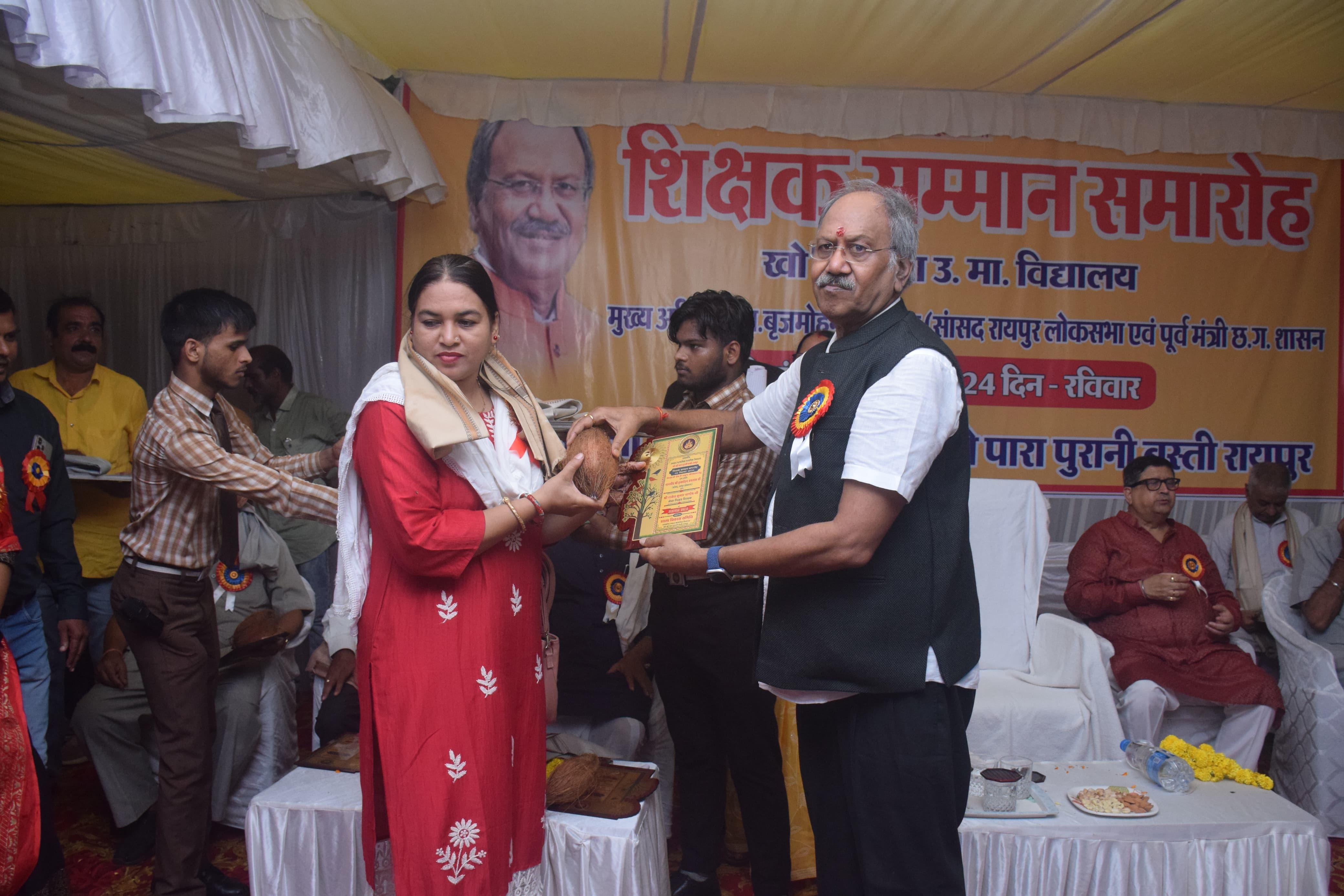 सौ वर्ष पुराने खोखो पारा स्कूल के भूतपूर्व छात्रों शिक्षकों का सम्मान सौ वर्ष पुराने खोखो पारा स्कूल के भूतपूर्व छात्रों शिक्षकों का सम्मान