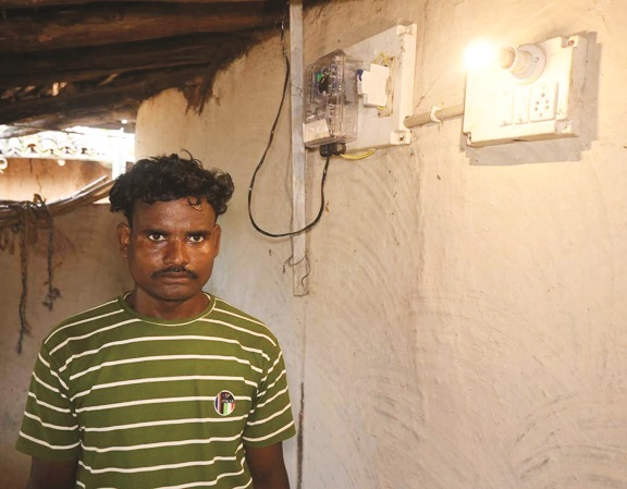 पहाड़ी कोरवा परिवारों के घरों में पहुंची बिजली