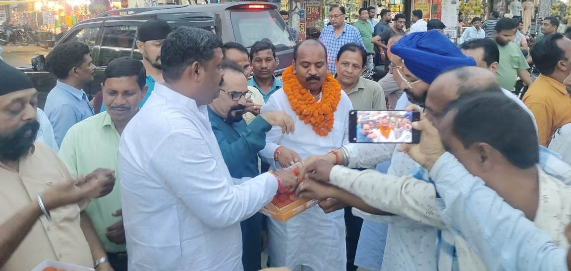 एमसीबी जिले की वर्षगांठ पर कांग्रेस  ने आतिशबाजी कर मिठाईयां बांटी