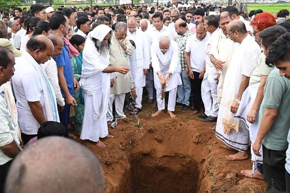 पूर्व गृहमंत्री की पत्नी के अंतिम संस्कार में शामिल हुए पूर्व सीएम समेत कई दिग्गज पूर्व गृहमंत्री की पत्नी के अंतिम संस्कार में शामिल हुए पूर्व सीएम समेत कई दिग्गज