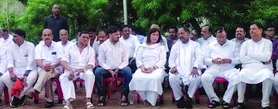 सांसद सरोज के पिता की अंत्येष्टि में शामिल हुए भाजपा-कांग्रेस नेता सांसद सरोज के पिता की अंत्येष्टि में शामिल हुए भाजपा-कांग्रेस नेता