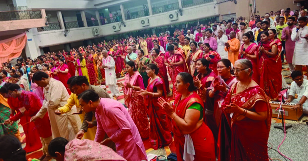 गणेश पूजा महोत्सव में जुटे सहयोगी गणेश पूजा महोत्सव में जुटे सहयोगी