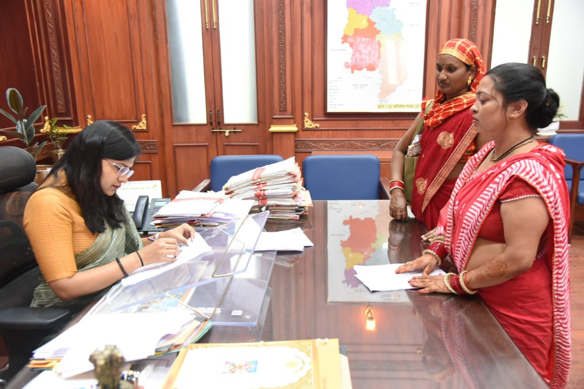 बरसात के मौसम में भी जल संकट से जूझ रहे लोग बरसात के मौसम में भी जल संकट से जूझ रहे लोग