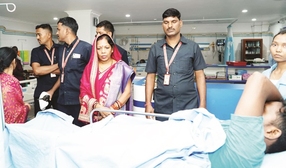 कौशल्या साय ने पक्षाघात से पीडि़त सीआरपीएफ जवान से अस्पताल में मुलाकात कर हालचाल जाना