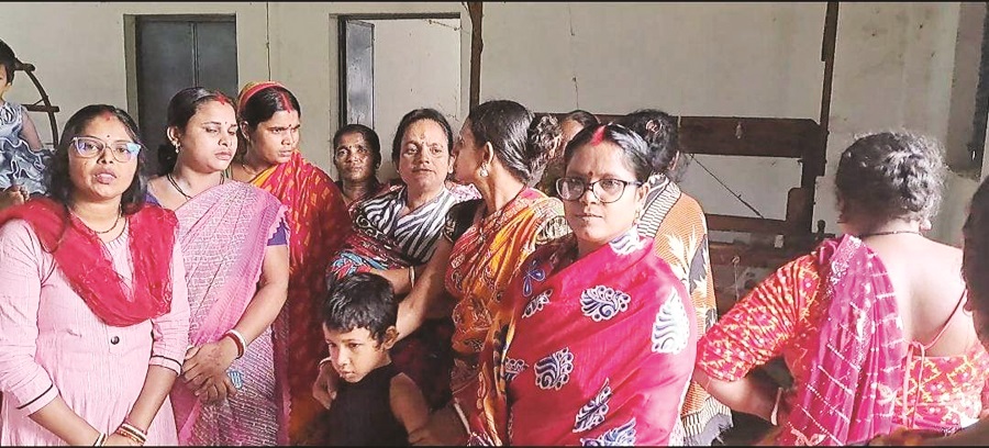 बुनकर समिति बोरगांव के अध्यक्ष पर भेदभाव का आरोप, पद से हटाने की मांग बुनकर समिति बोरगांव के अध्यक्ष पर भेदभाव का आरोप, पद से हटाने की मांग