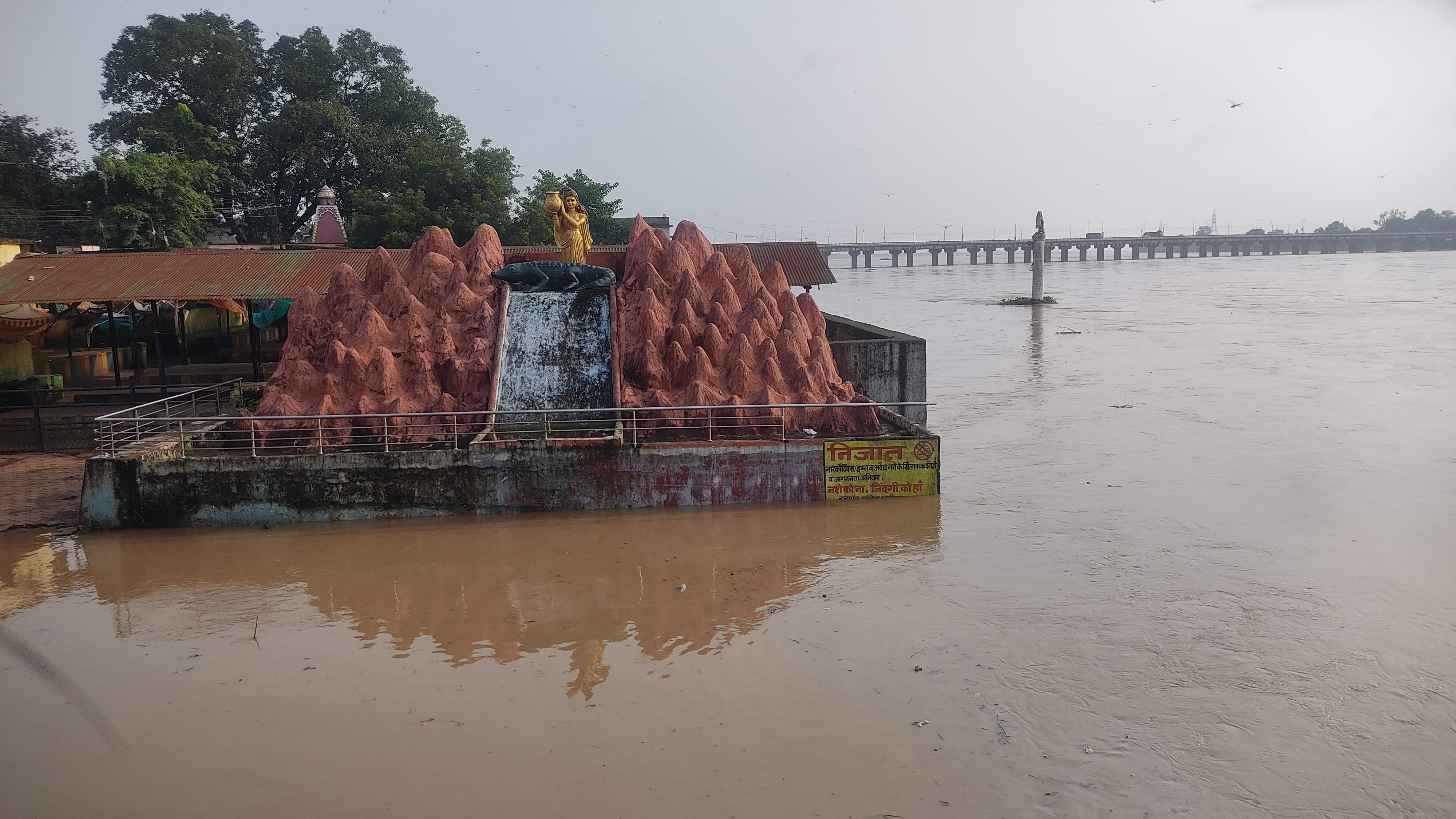 पैरी, सोंढुर व महानदी उफान पर, जलस्तर लगातार बढ़ रहा पैरी, सोंढुर व महानदी उफान पर, जलस्तर लगातार बढ़ रहा