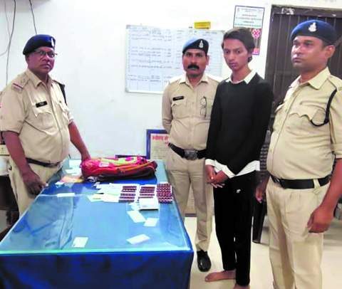 नशीले टैबलेट के साथ एक युवक गिरफ्तार नशीले टैबलेट के साथ एक युवक गिरफ्तार