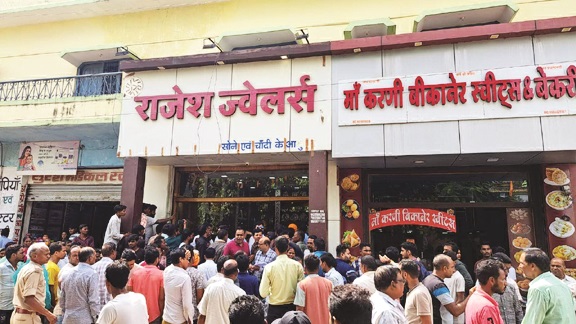 2 बाइक से 5 युवक आए थे...