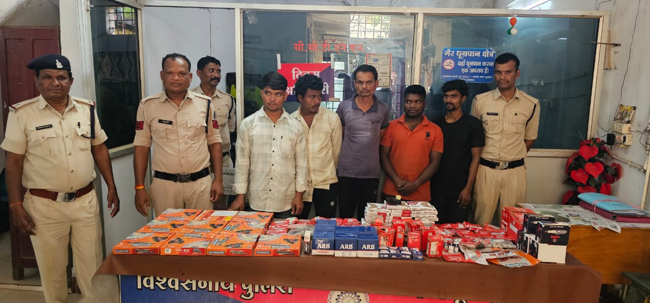 पैसों के लालच में मालिक के दुकान में कर्मियों ने लगाई सेंध पैसों के लालच में मालिक के दुकान में कर्मियों ने लगाई सेंध